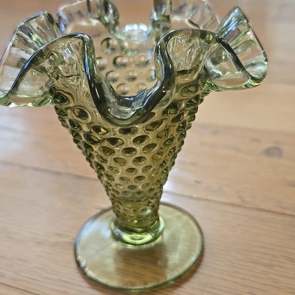 VTG Fenton Soft Green Glass Ruffled Hobnail 3.75" Small Vase - Picture 3 of 6